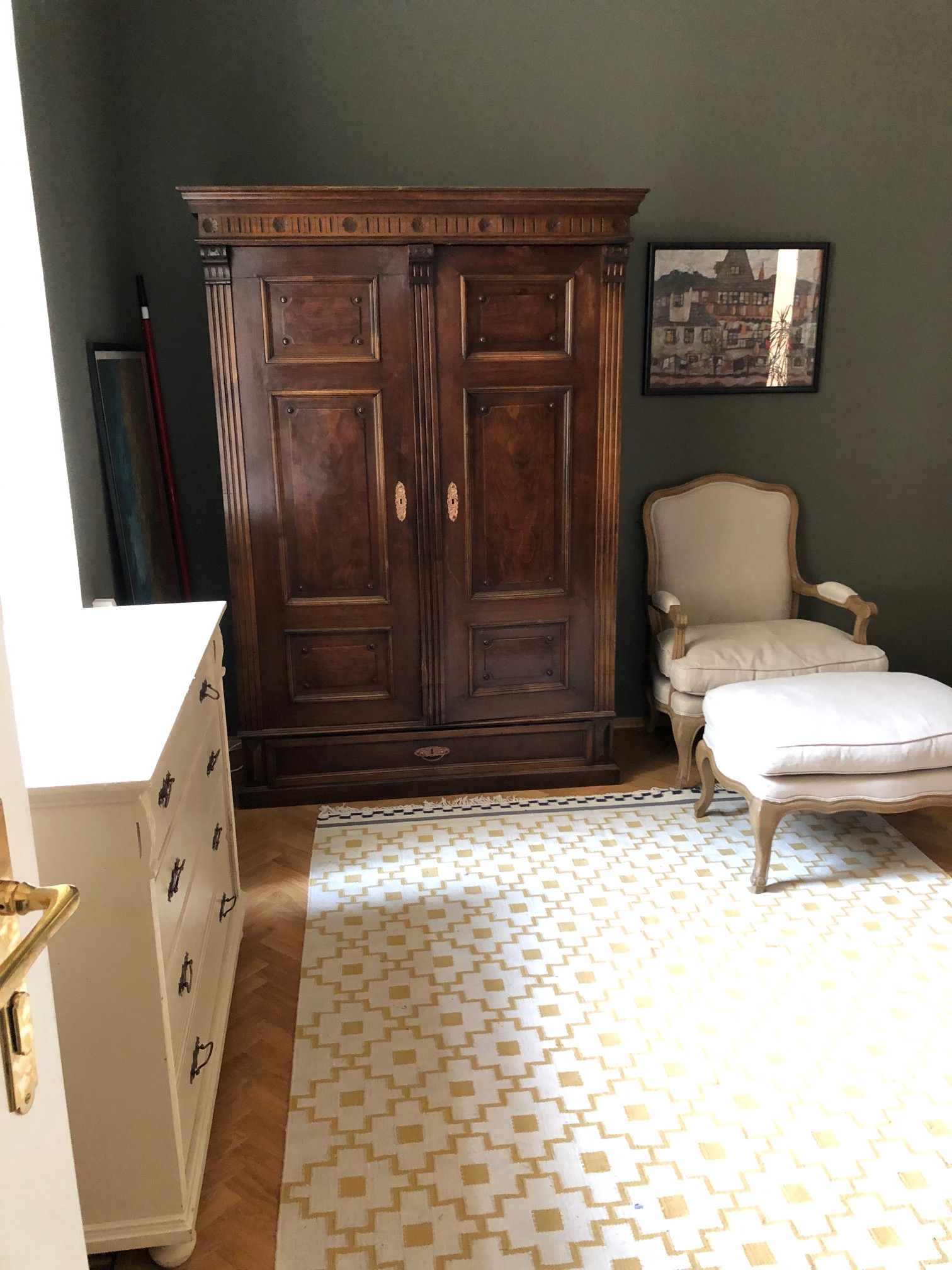 Cozy, quiet apartment in Prague's Nove Mesto district. As central as you can get, but in an area less touristy than Old Town. Surrounded by a lively neighborhood with plentiful restaurants, cafes, tourist attractions.