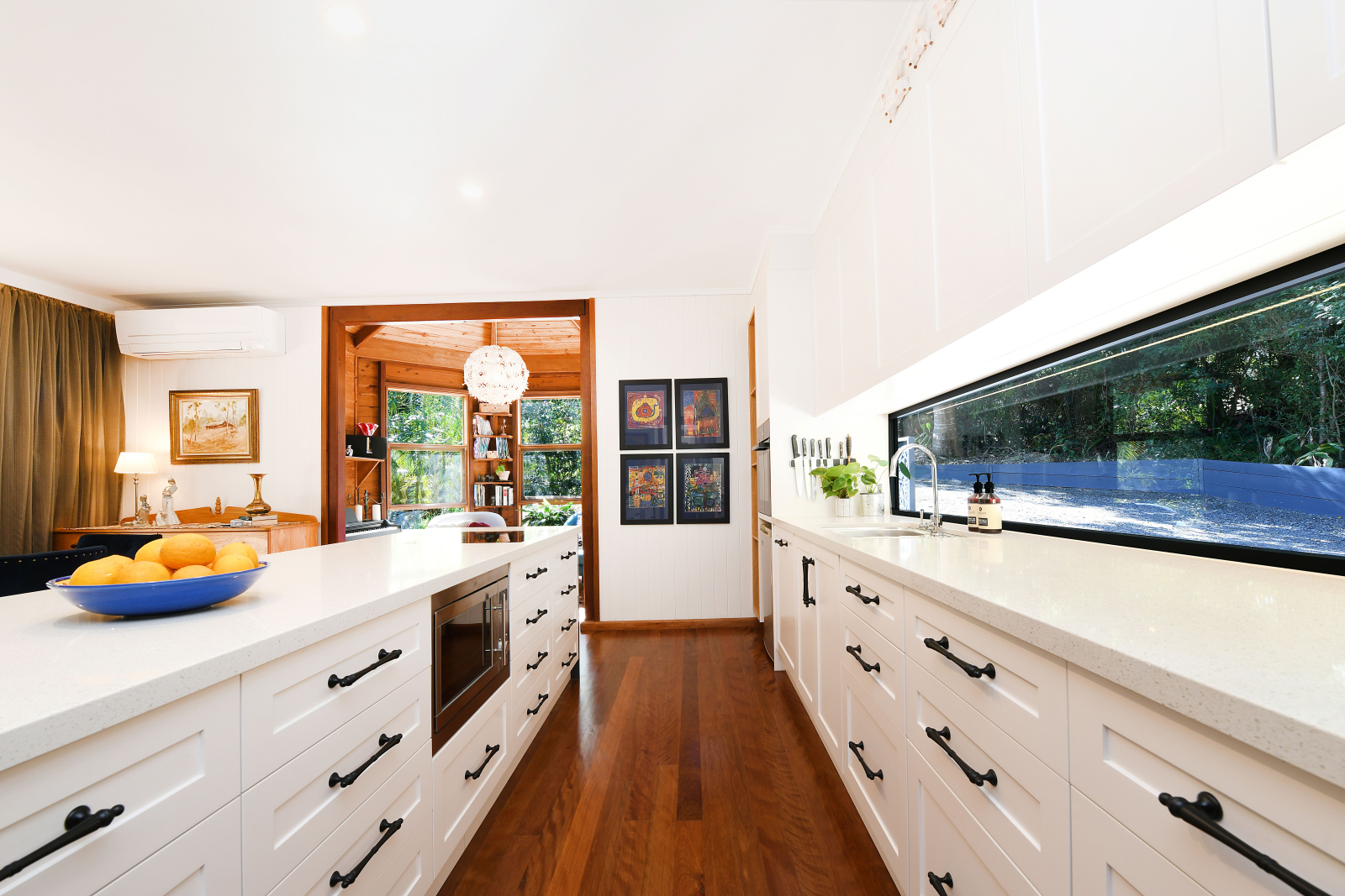 Belle cuisine moderne avec appareils Miele