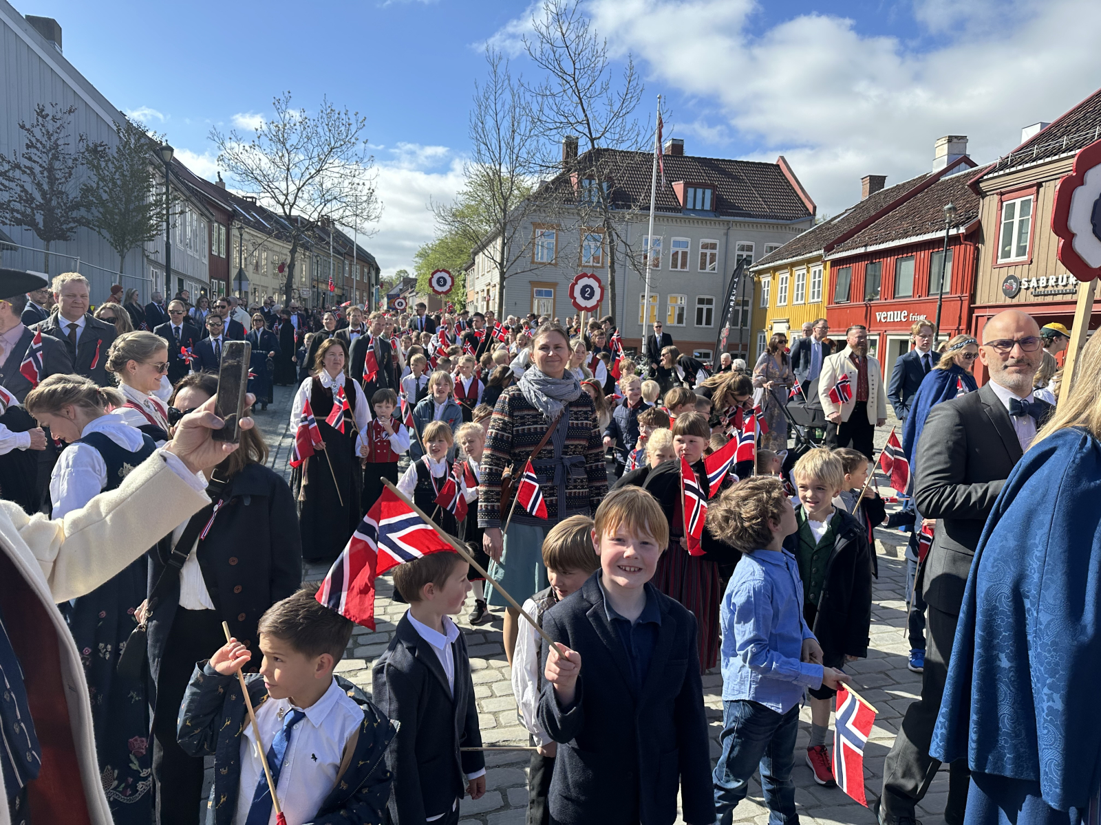 17. Mai, Norwegens Nationalfeiertag mit all den Umzügen und Flaggen