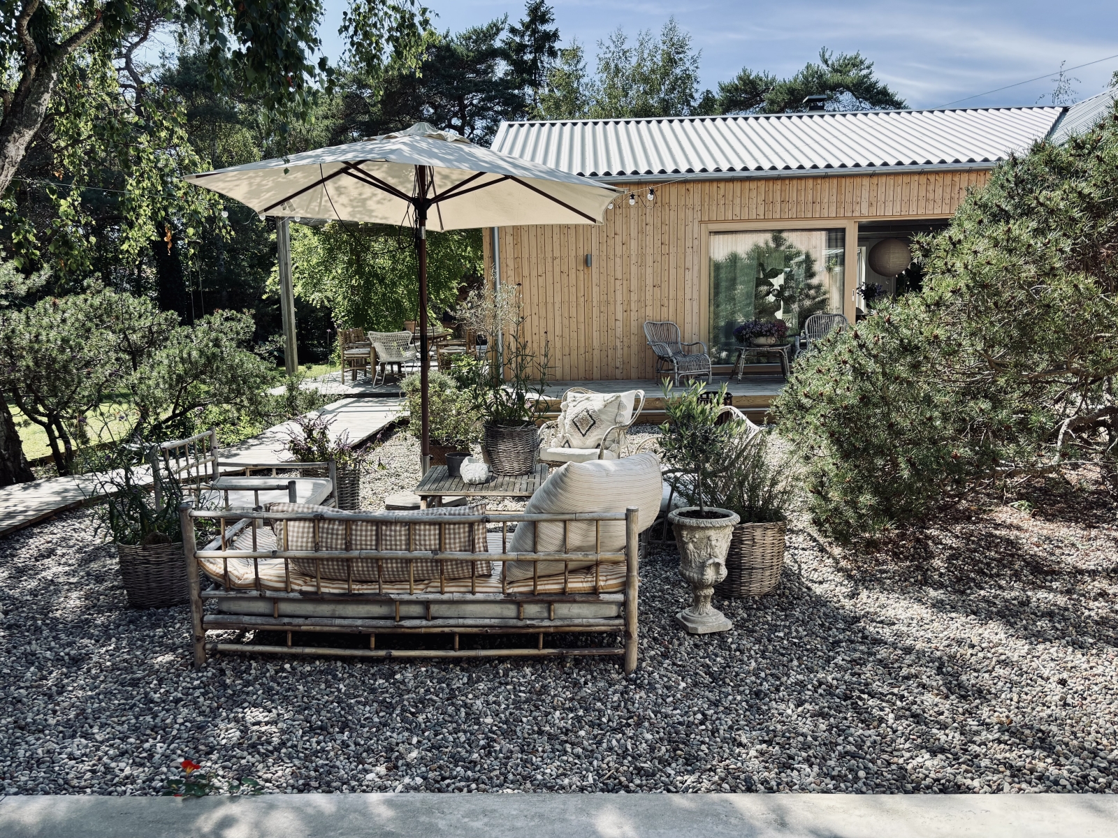 Social beach house by the most beautiful beach in Sweden. Close to nature, several white beaches, tranquility of Österlen and close to buzzing Copenhagen.