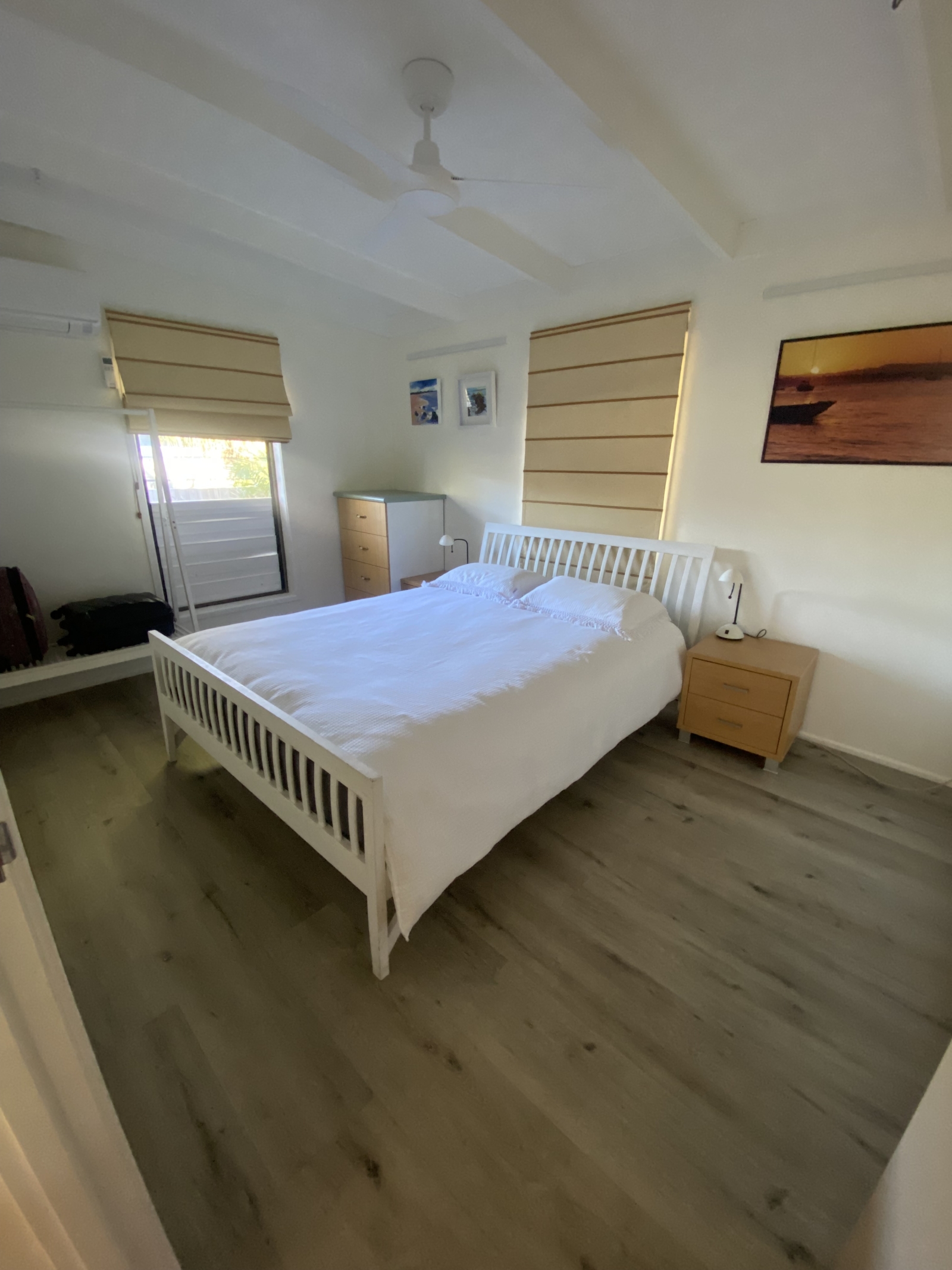 El segundo dormitorio tiene un ventilador de techo y un aire acondicionado de sistema dividido