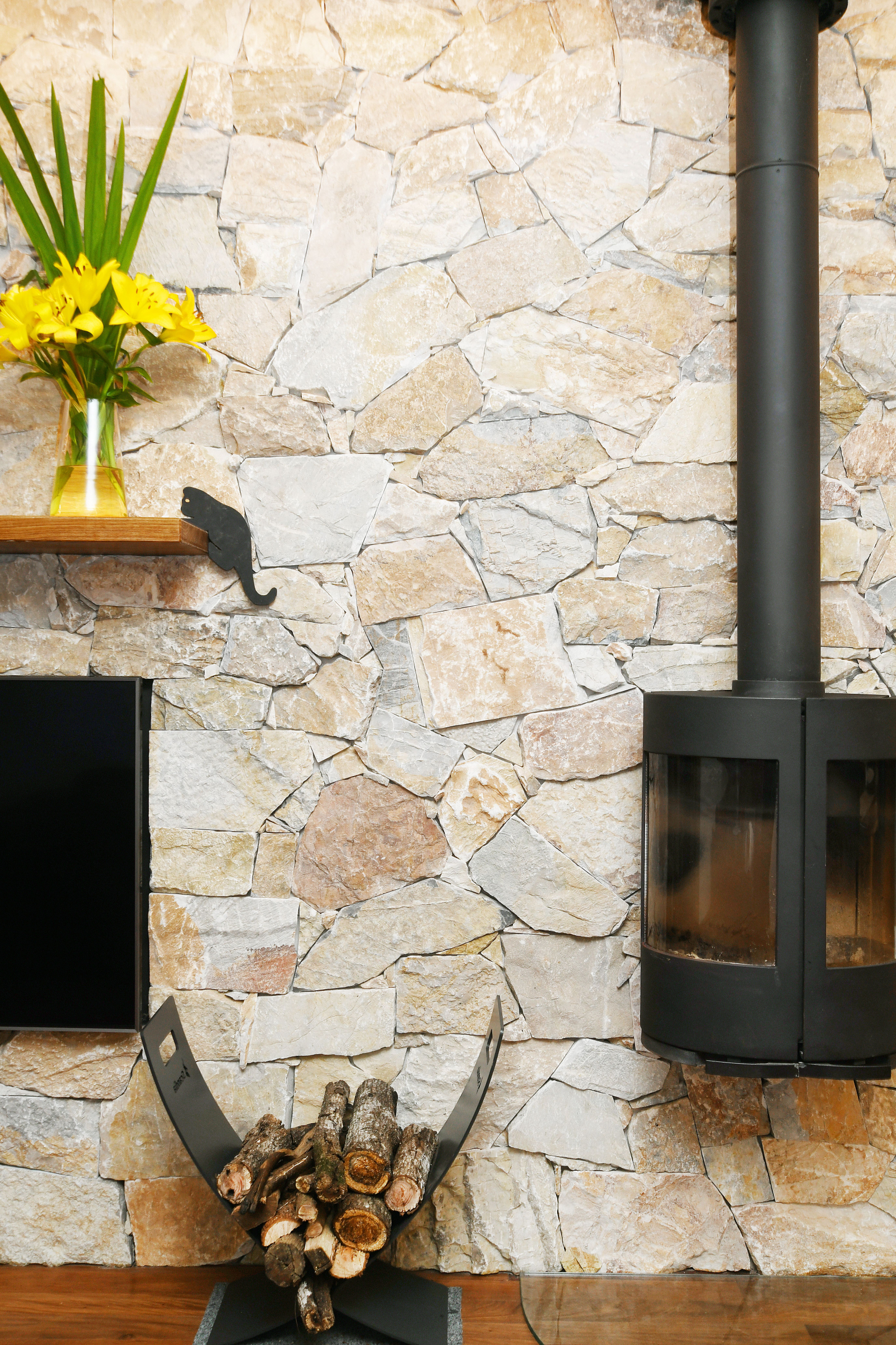 Superbe mur en pierre dans le salon.
Imaginez un feu chaud et un verre de vin rouge australien prim ...