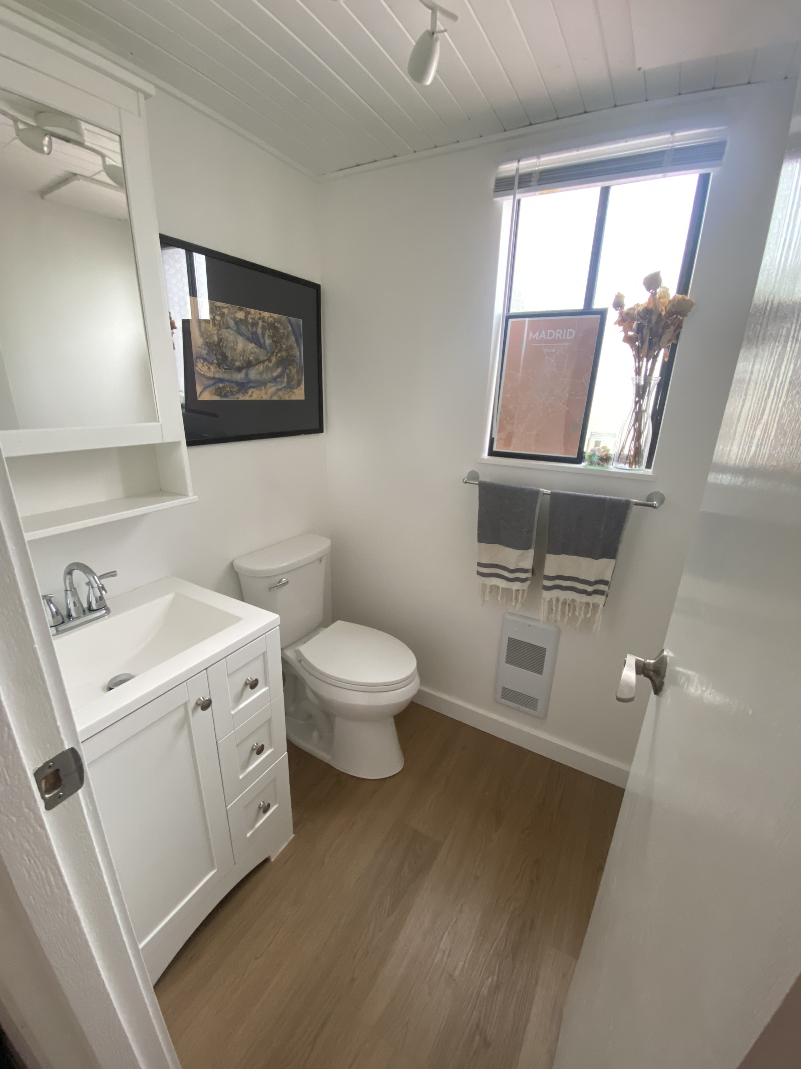 Baño de baño en la planta principal