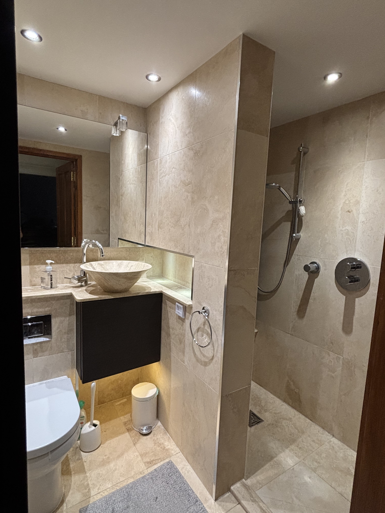 Casa de banho principal ao nível do quarto principal e do quarto de criança. Elegantemente acabado e ...