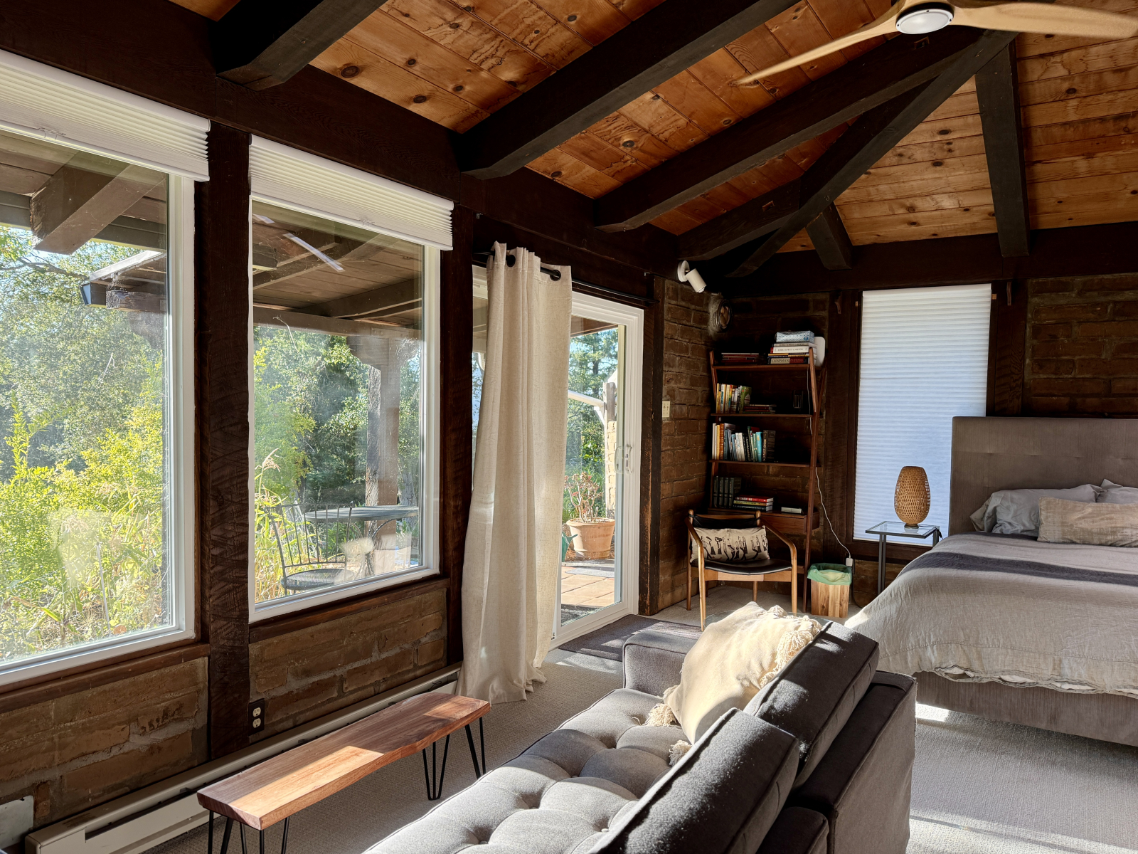 Studio huisje met queensize bed ligt op het westen met een prachtig uitzicht.