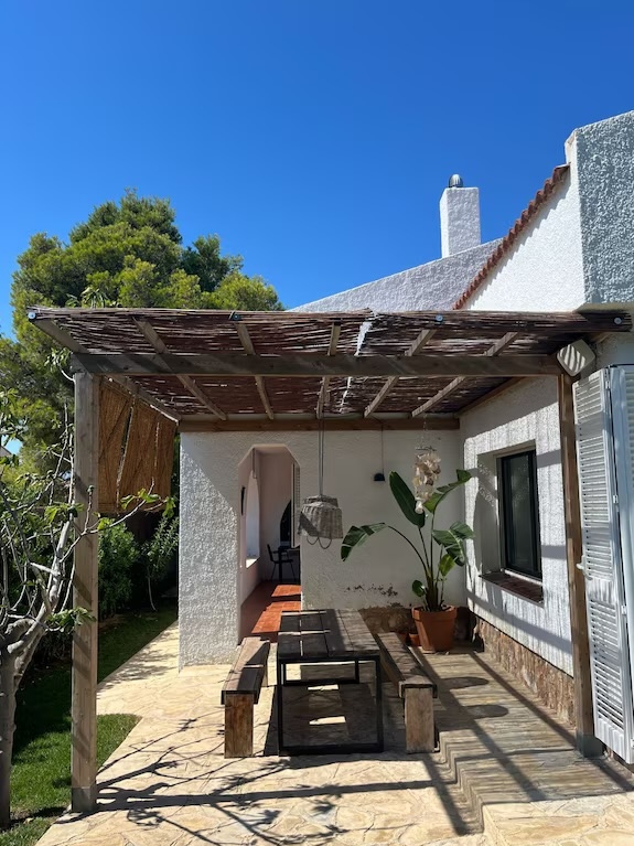 Design 3-bedroom chalet 10-min walk to the beach with studio-office by the pool