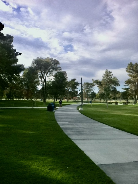 Ami giocare a golf come a Darryl?! I campi rigogliosi sono spesso inaspettati nel deserto, ma i camp ...