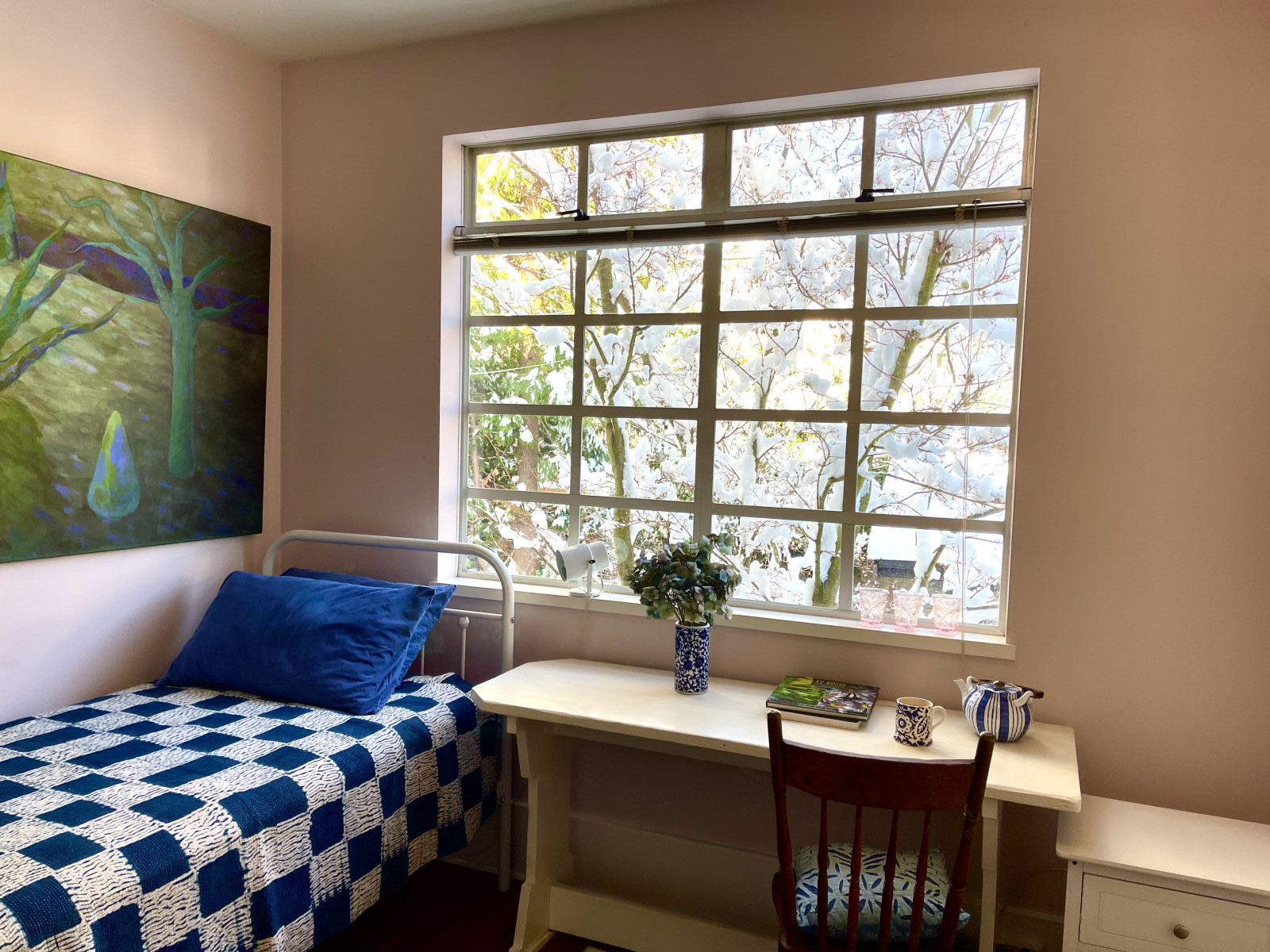 Hinteres Schlafzimmer. Einzelbett und Arbeitsbereich