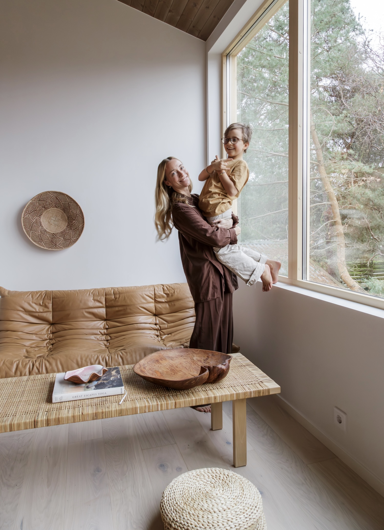 Therese und die kleinste Edith nehmen an einem Fotoshooting für ein Interior-Magazin in Schweden auf ...