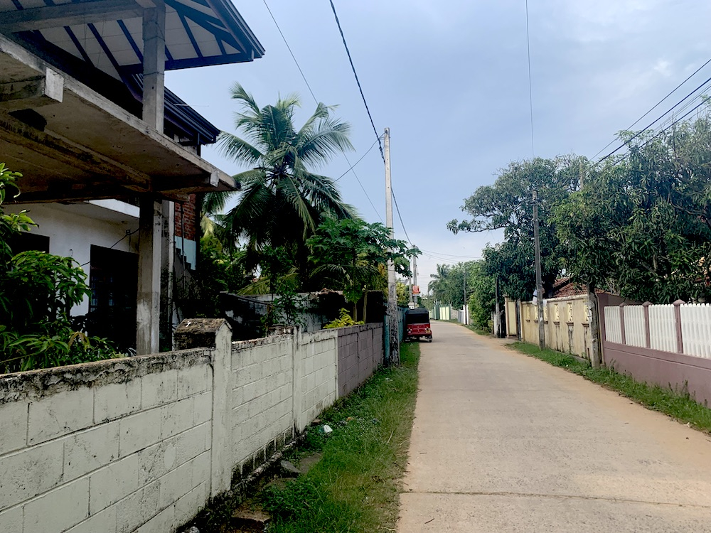 A St-Anne's Lane que leva ao norte da vila também leva à praia e ao bairro muçulmano.