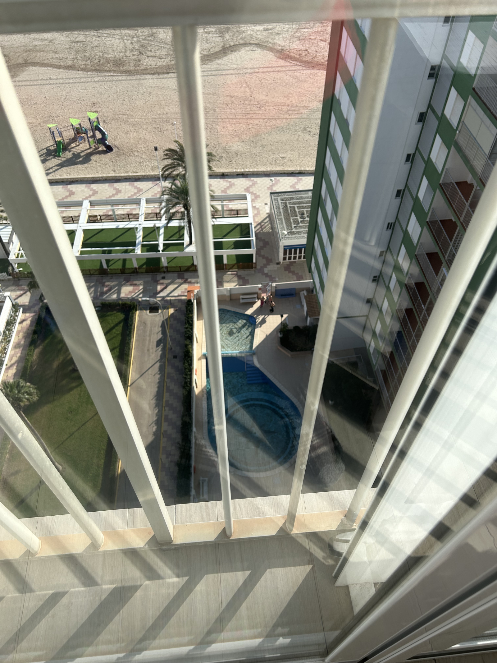 Vista de la piscina / playa desde la sala / comedor