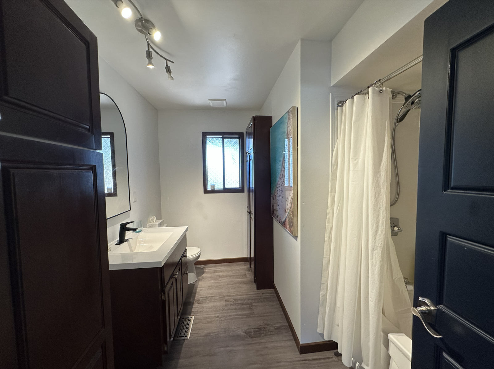 Un bagno completo è disponibile al piano principale. La seconda al piano inferiore è in fase di rist ...