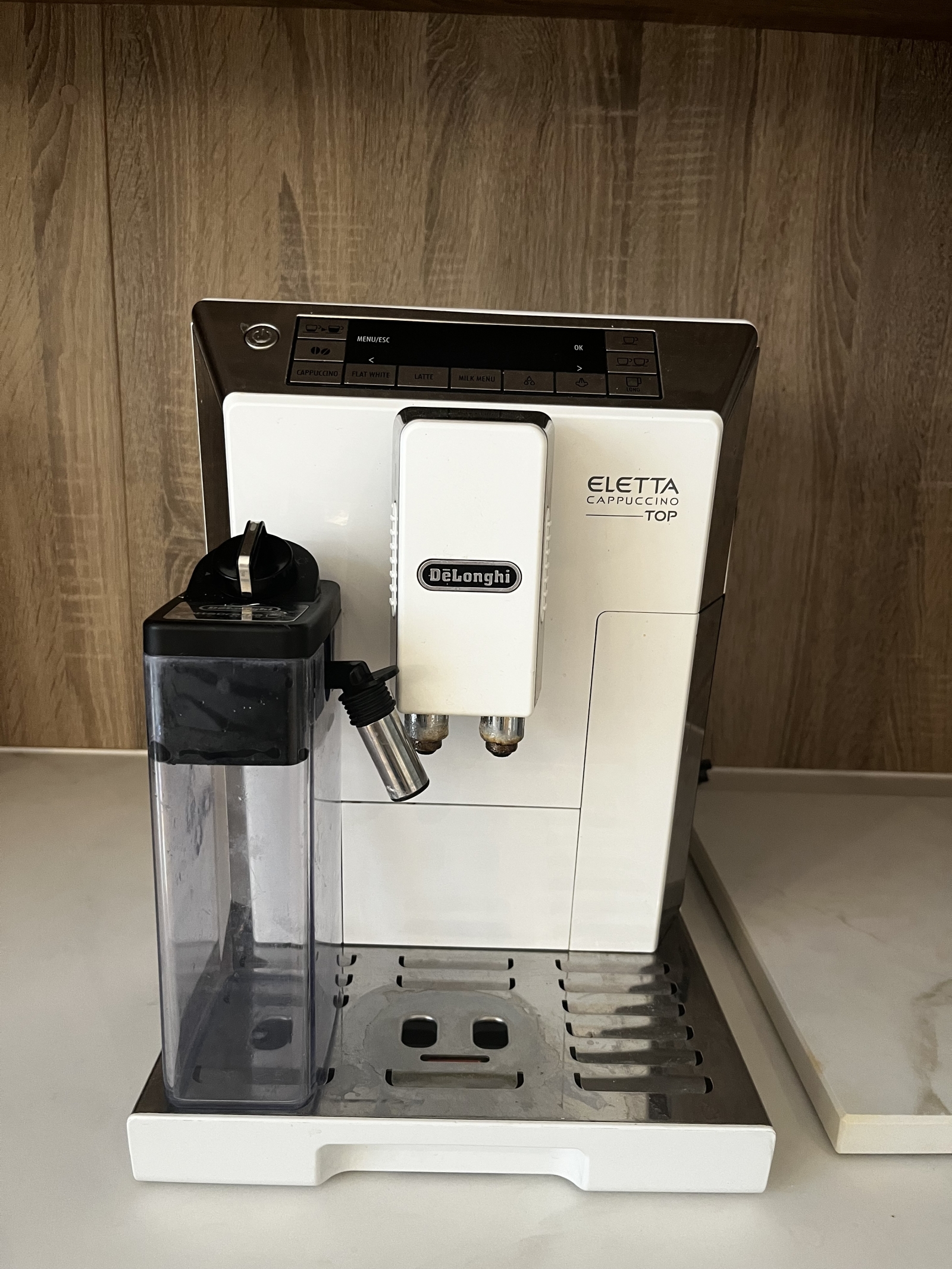 Machine à café DeLonghi de haricots à tasse avec mousseur à lait intégré