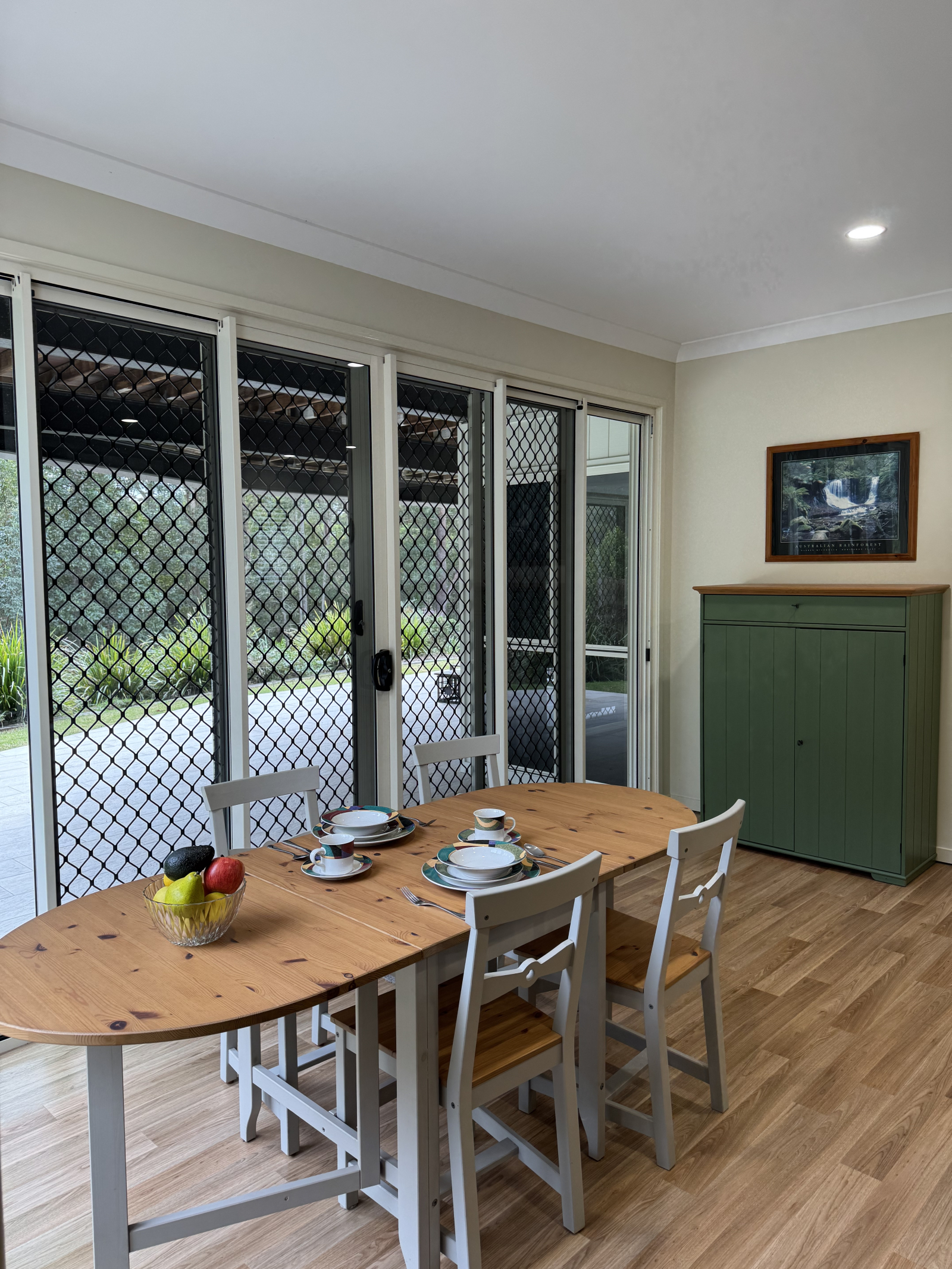 Unser unabhängiger Essbereich im Erdgeschoss und die Terrasse im Erdgeschoss.