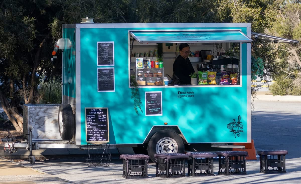 Kaffeewagen mit großartigem Kaffee auf dem Boots-RSMP-Parkplatz an den meisten Morgen