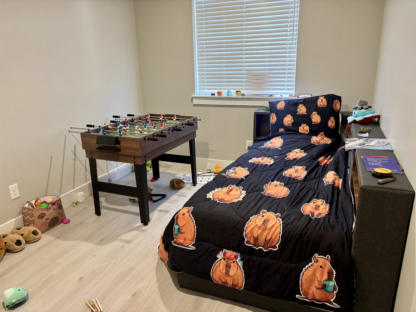 seconda camera da letto con nuovo letto singolo biologico e tavolo da gioco