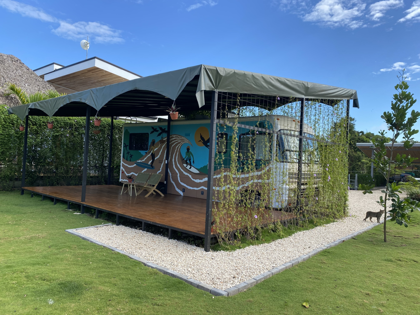 Ahora tiene una tienda de campaña y una terraza de yoga con la zona de bienestar frente a ella.