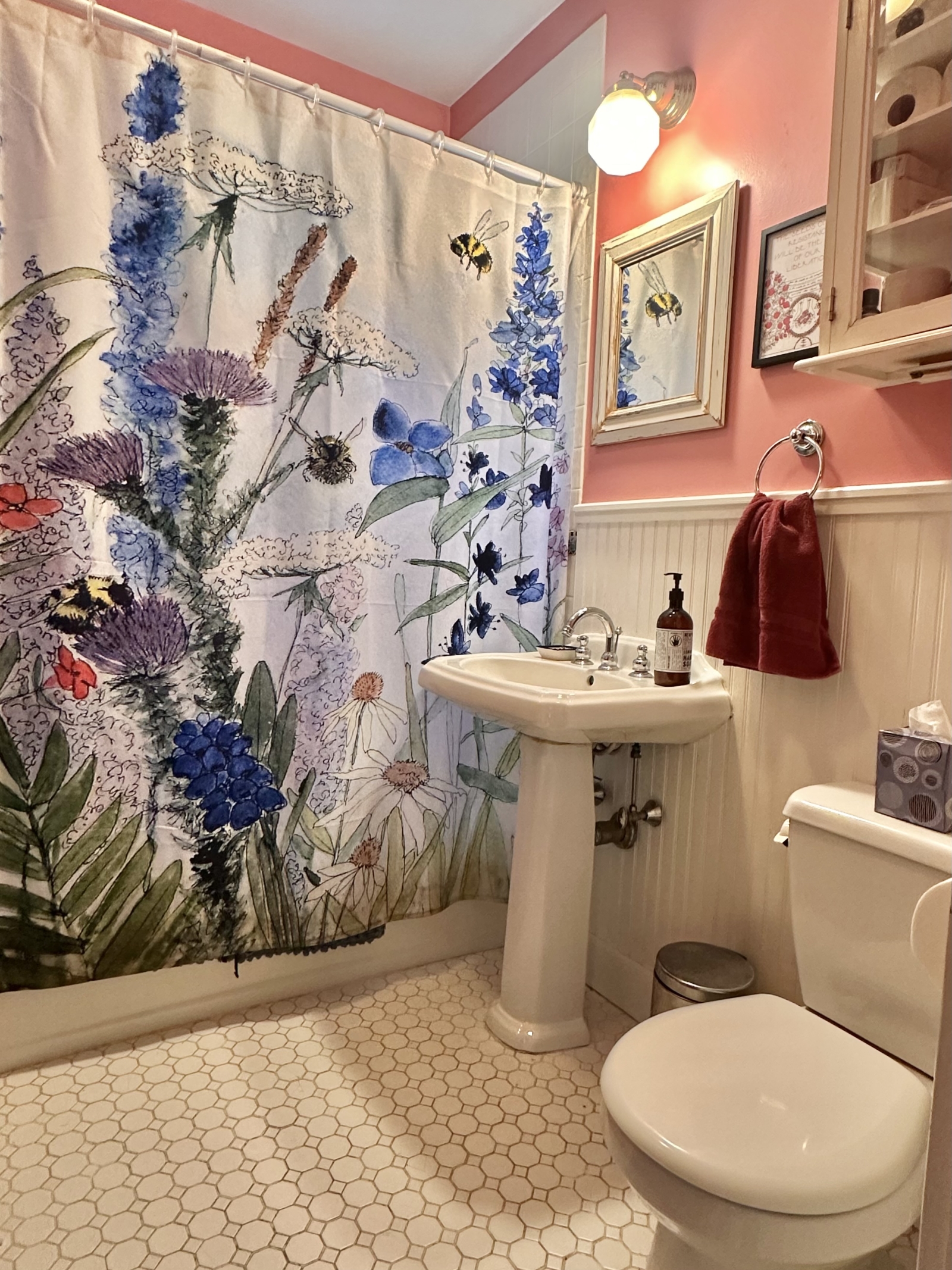 Charming bungalow walking distance to downtown and river trails