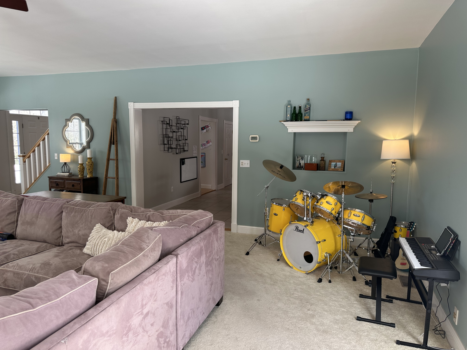 Cantinho da música! Bateria, teclado, guitarra e ukelele.