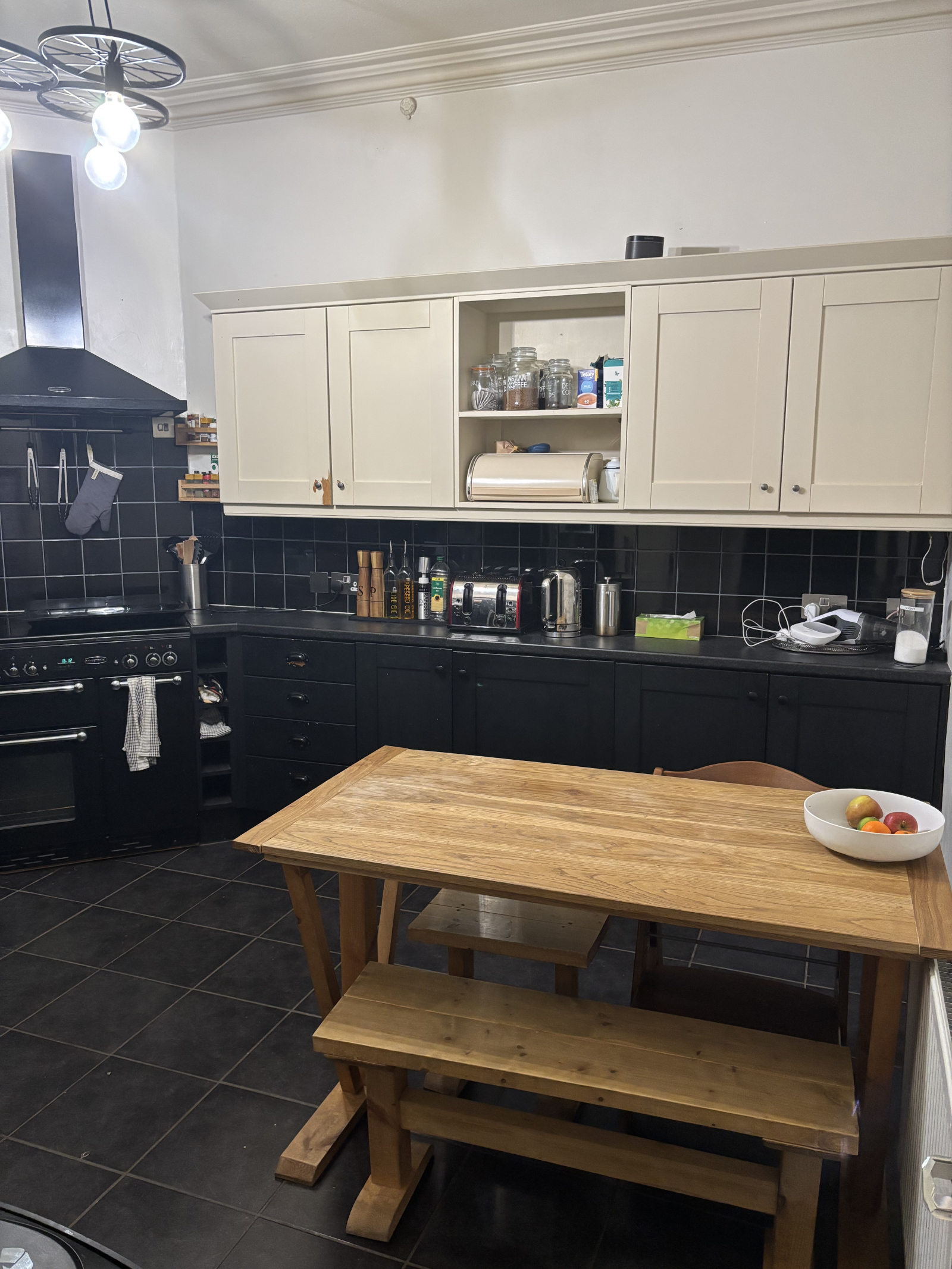 Cozinha espaçosa com capacidade para quatro pessoas, fogão a gás de cinco bocas e eletrodomésticos m ...