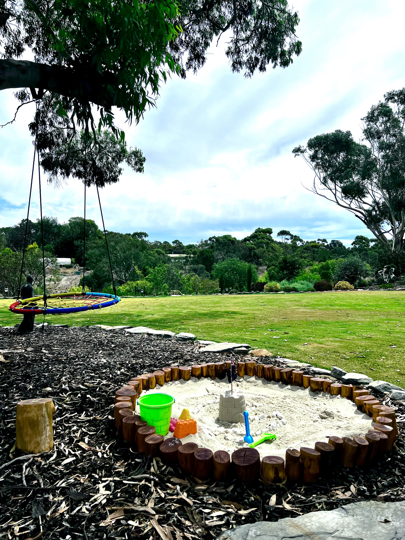 Bac à sable de jardin et balançoire pour les enfants