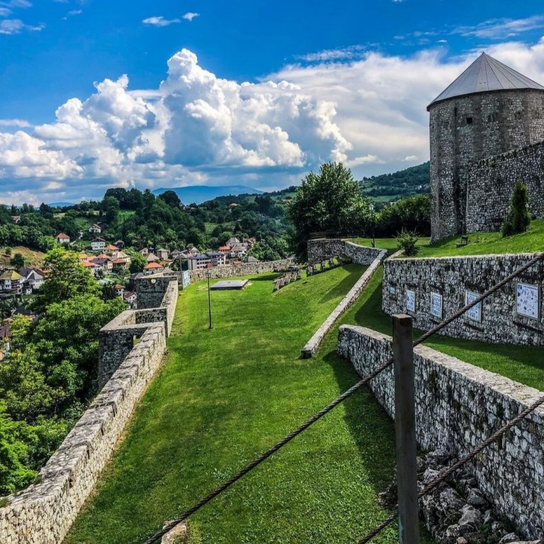 Binnenmuren en binnenplaats van het fort Travnik met uitzicht op de stad