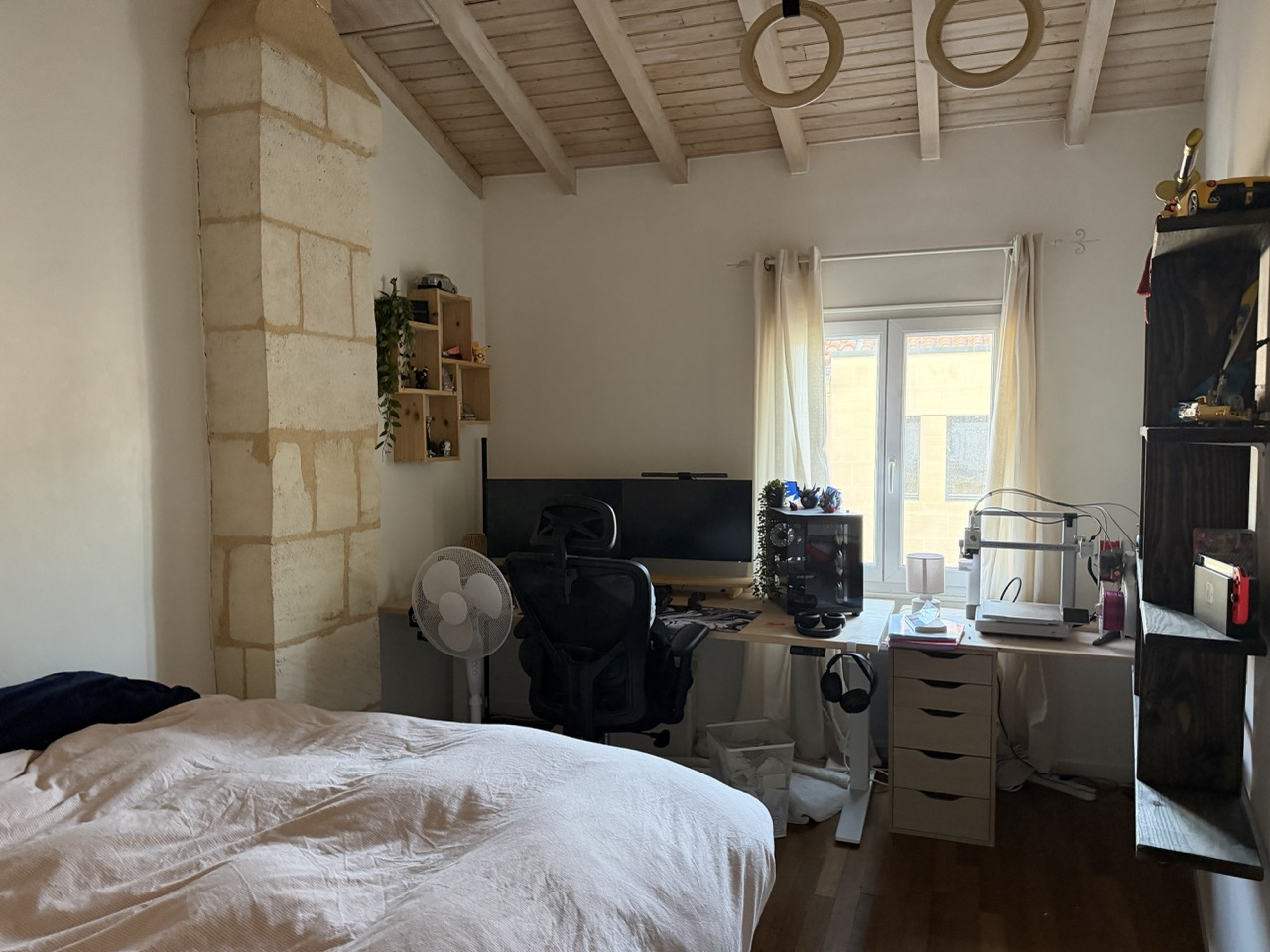 Bedroom n°3, bed 160, with desk, vertiginous ceiling!