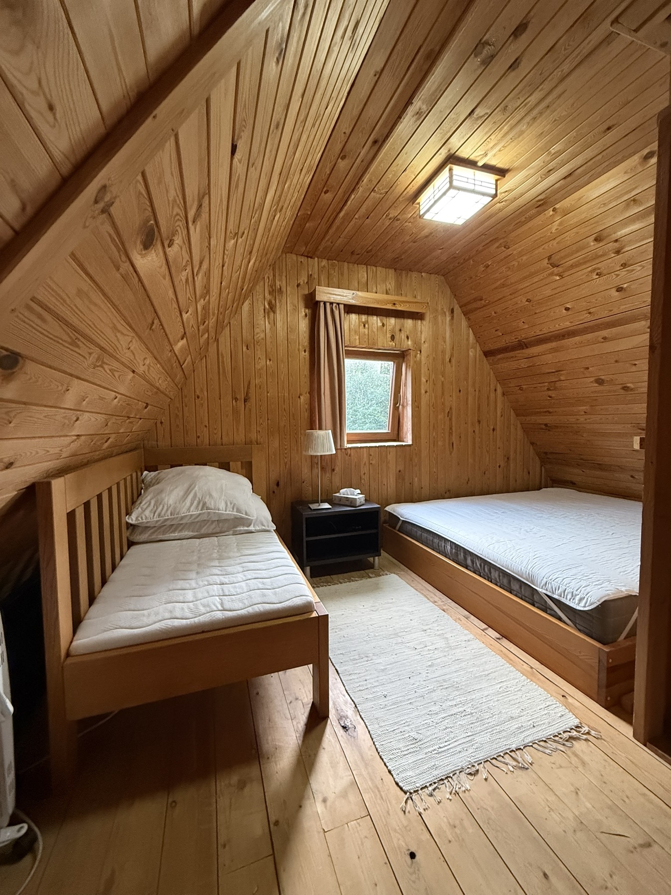Dormitorio 2: cama king size y una cama individual para niños.