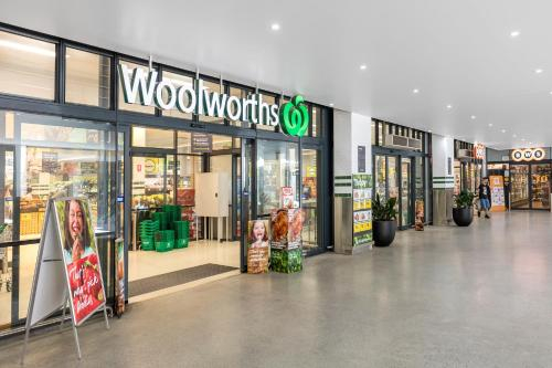 Ganz in der Nähe meines Hauses gibt es einen großen Supermarkt, 2 Minuten zu Fuß entfernt