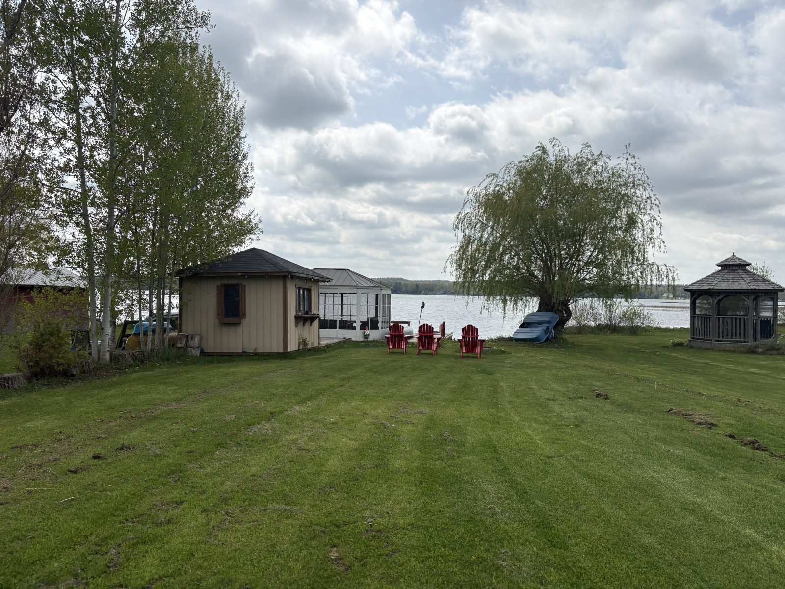 Maison de chalet au bord du lac située dans la ville avec l'eau la plus propre de l'Ontario !