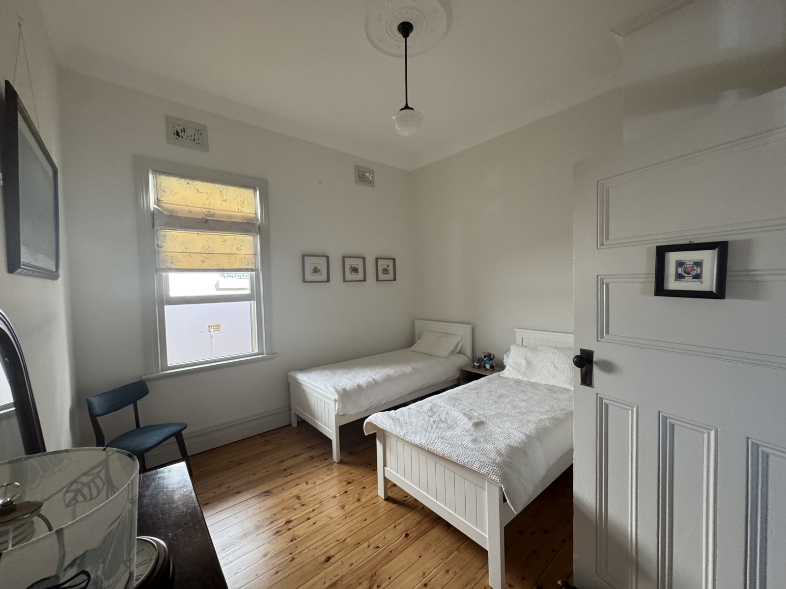 Slaapkamer met twee eenpersoonsbedden