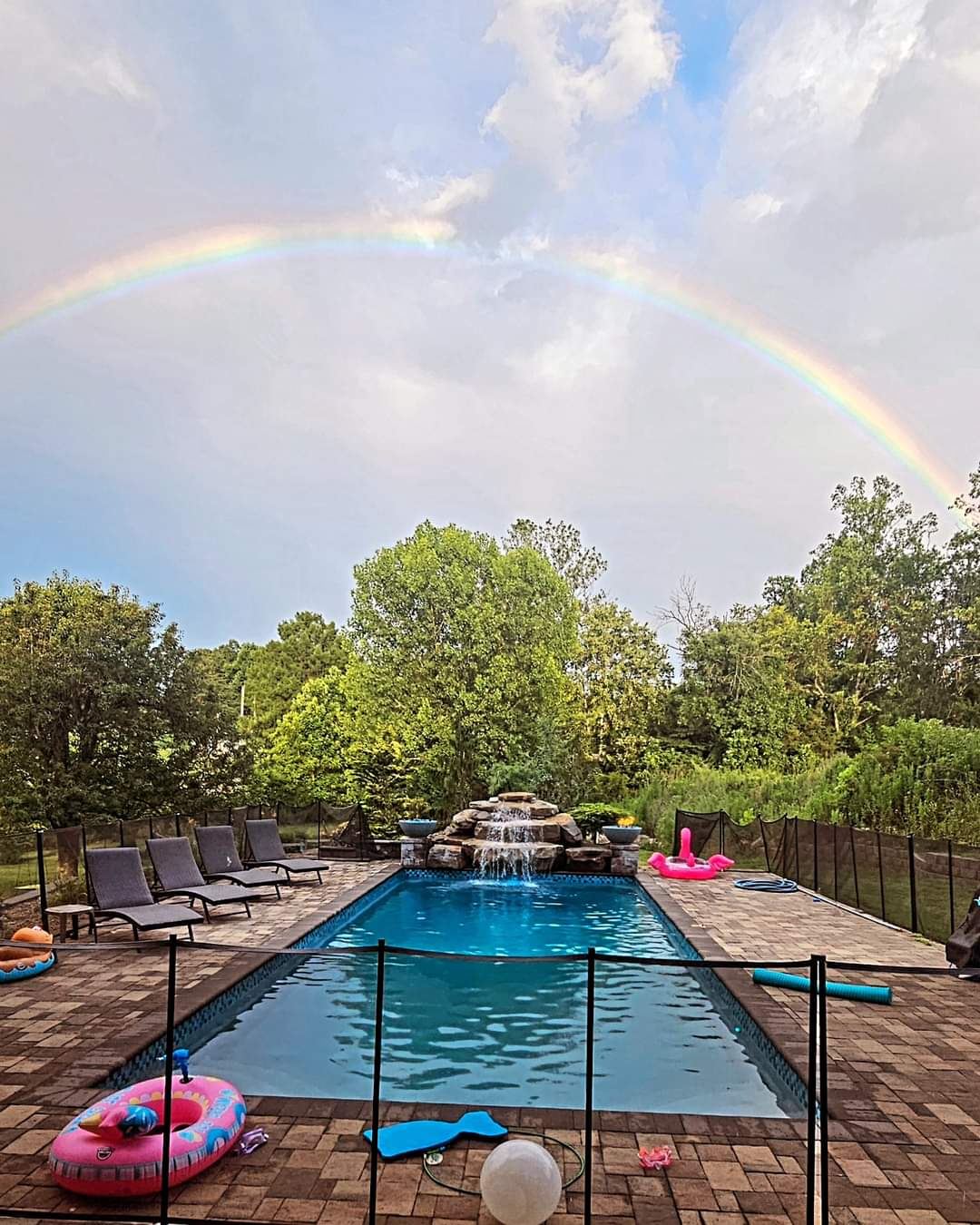 Notre grande piscine d’eau salée avec braseros et cascade. La cascade est faite pour sauter, donc le ...