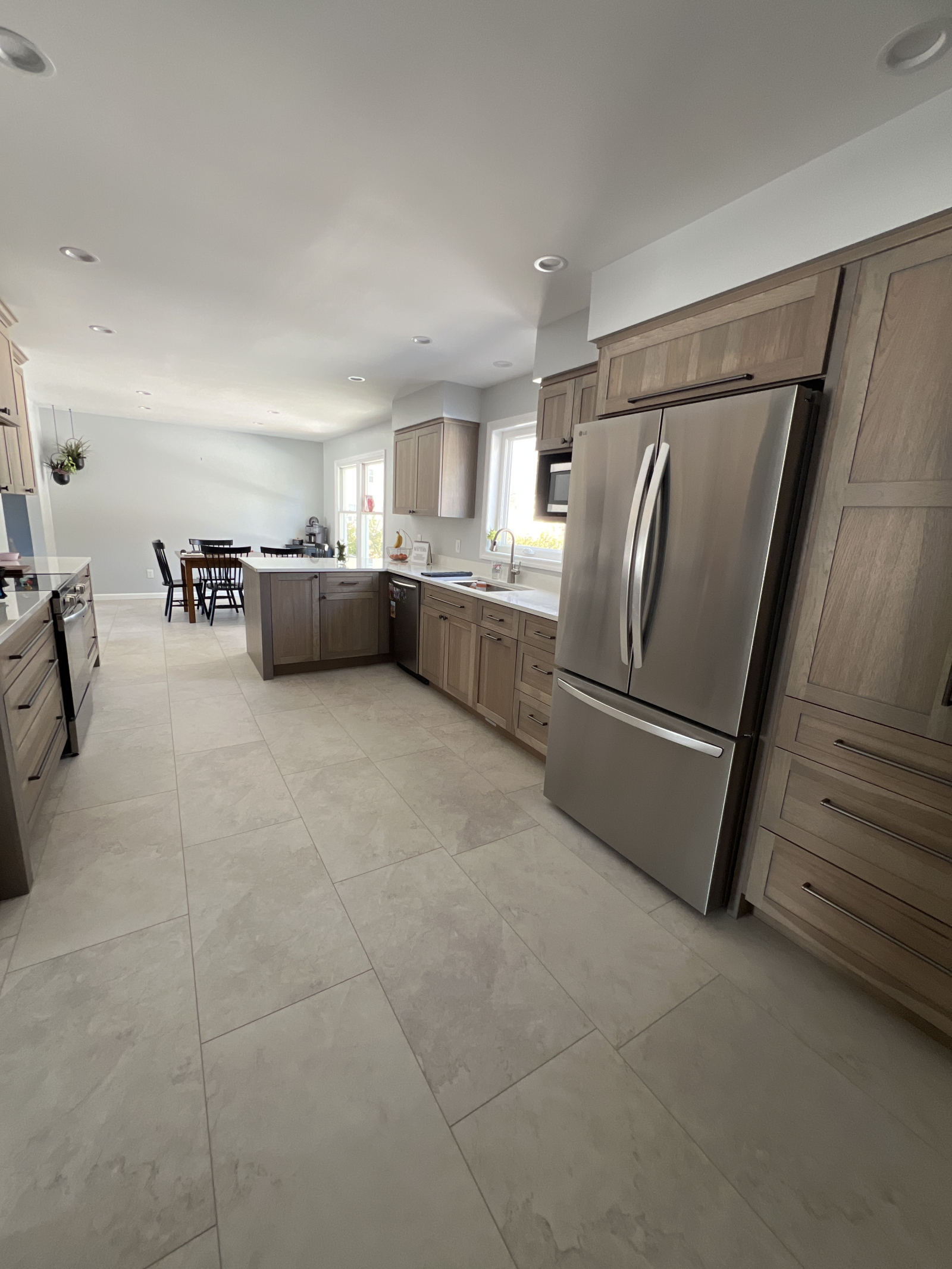 Newly renovated kitchen / dining area : more decorations to come when you visit