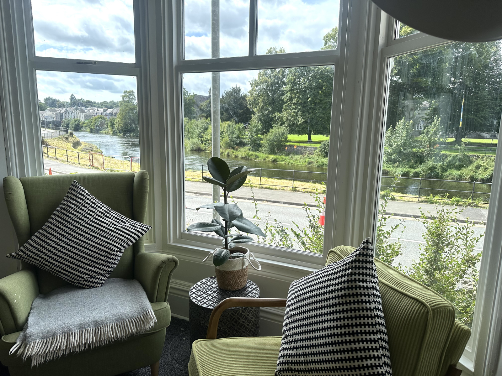 Sala de jantar com vista rio.