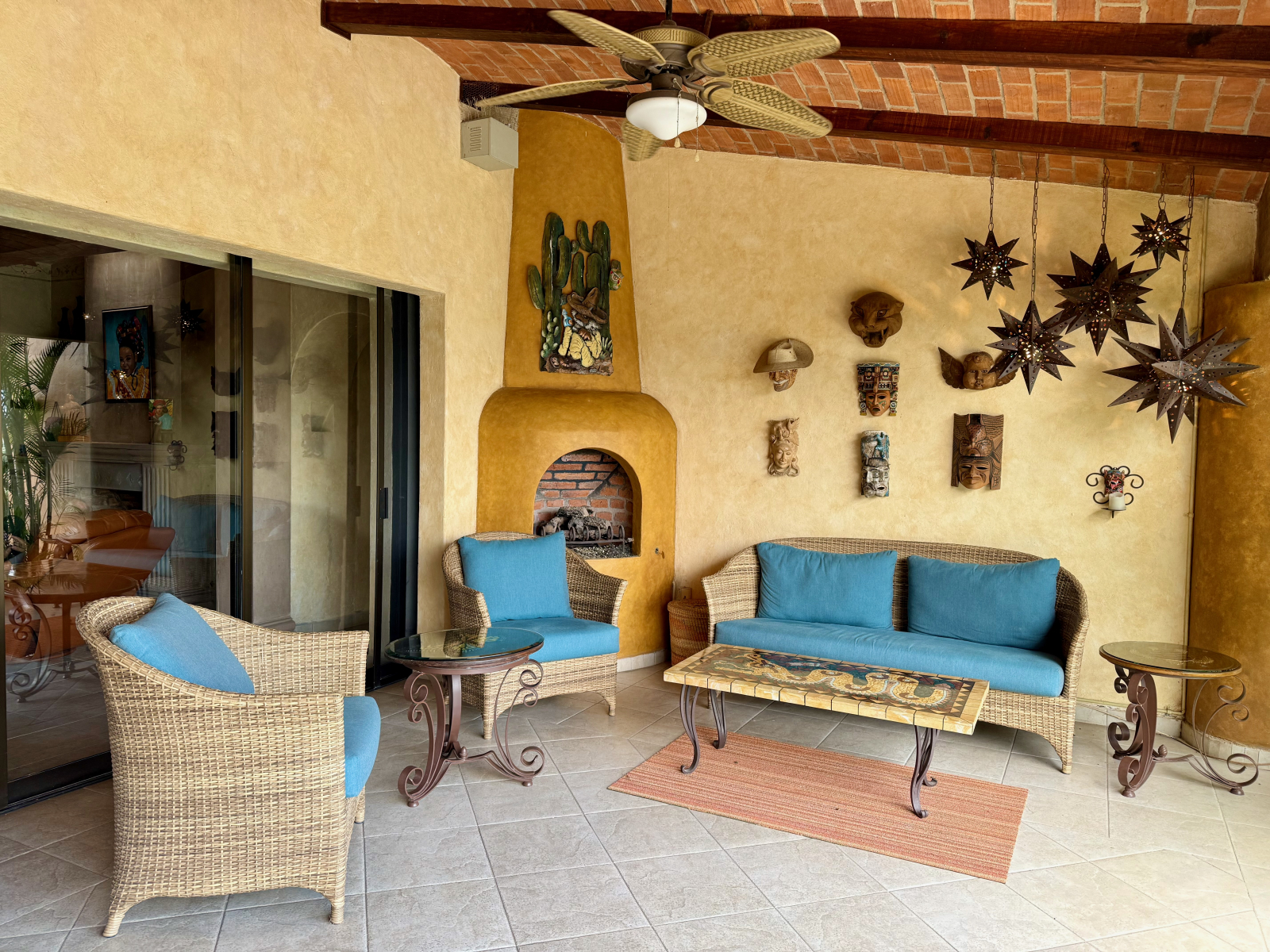 Área de estar no terraço com lareira a propano.