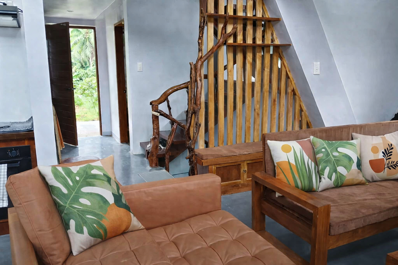 Woonkamer - houten bankset, bank, split-type airco (niet op de foto)