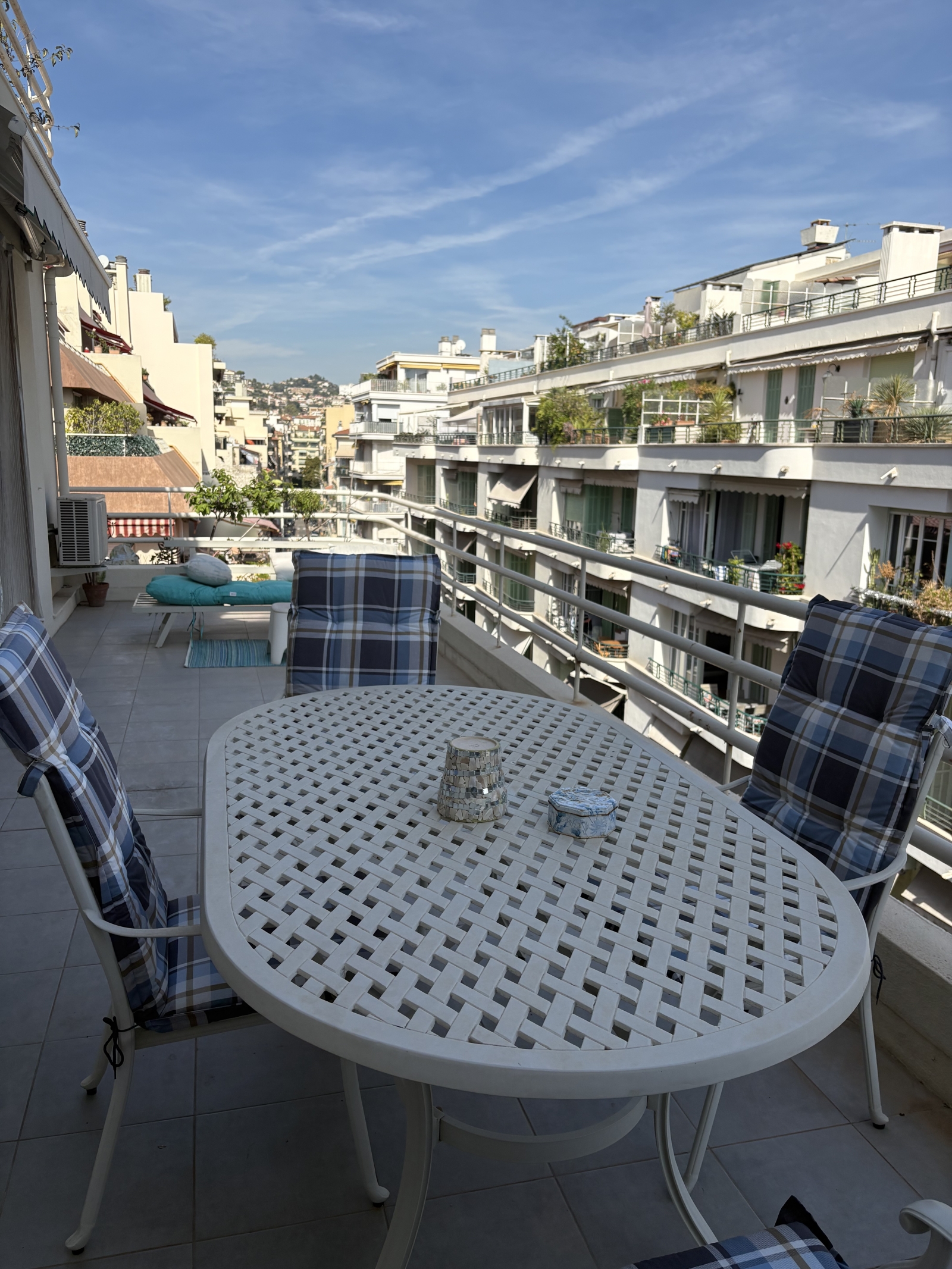 Beachfront with large terrace and all amenities