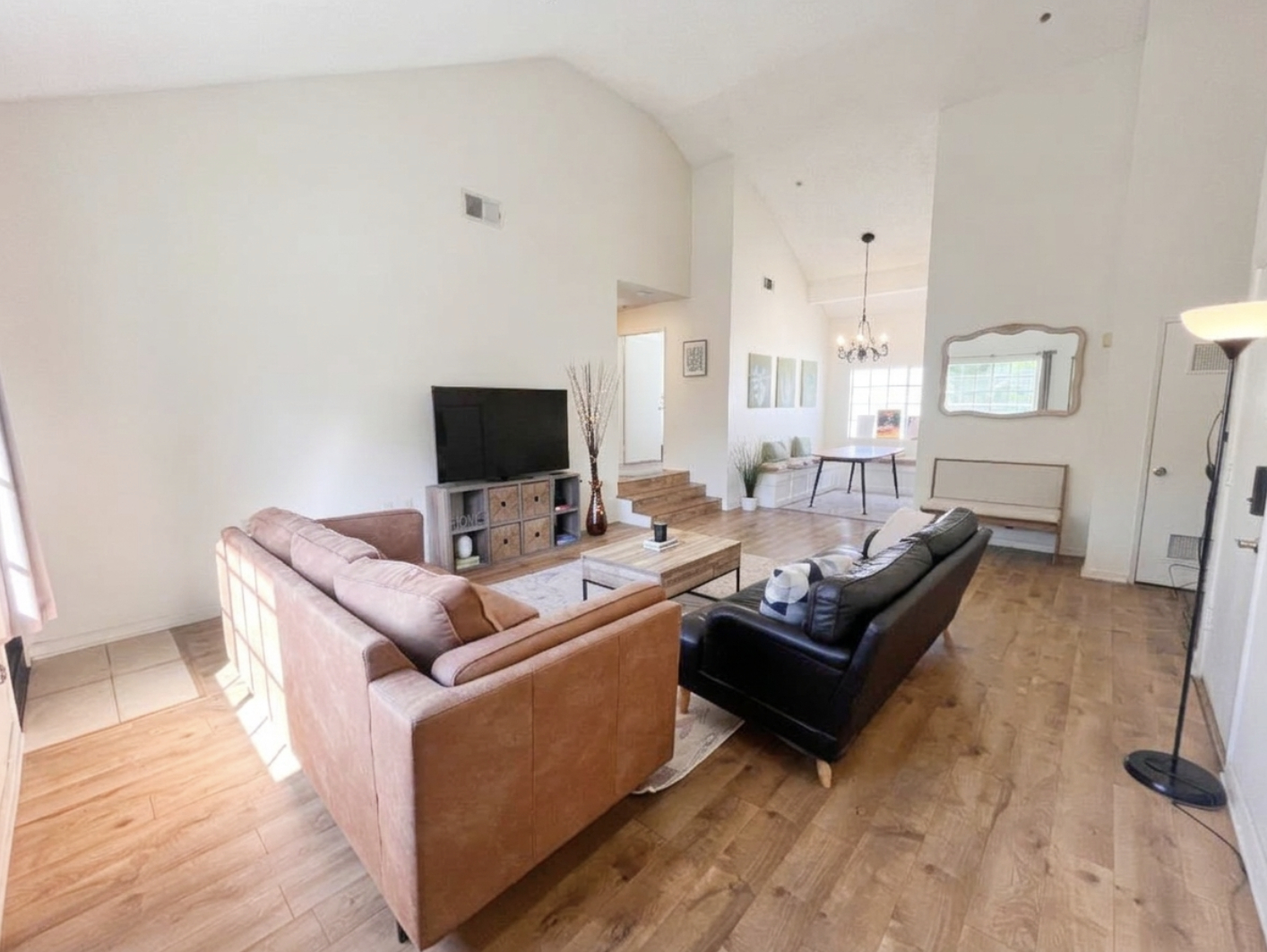 Gated 2bed/2ba Condo, Easy Access to Fwy & Metro Train