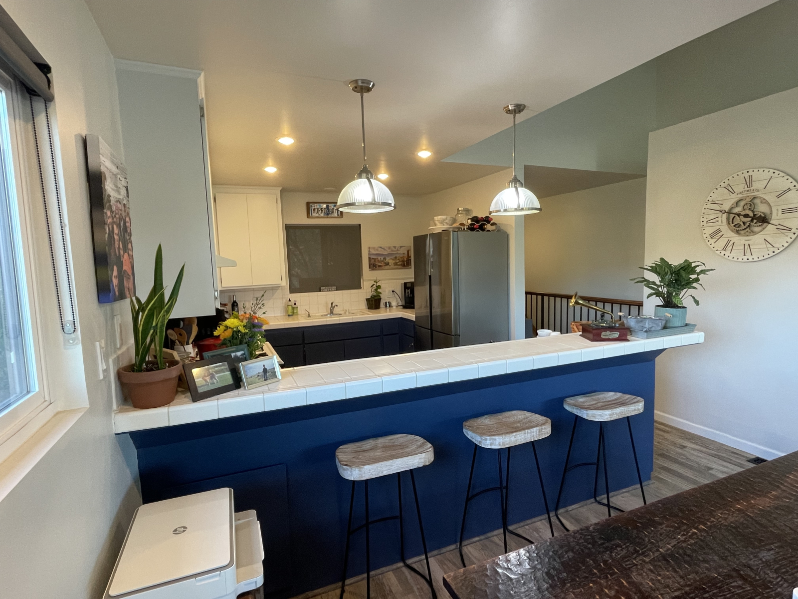 Koken, dineren en entertainen in een keuken die goed is uitgerust.