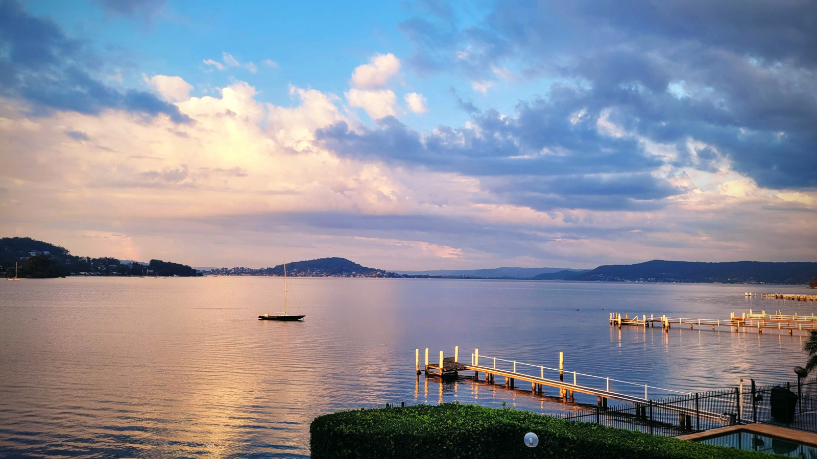 Esta es la vista real desde nuestra zona de jardín compartida frente al mar con mesa al aire libre, ...