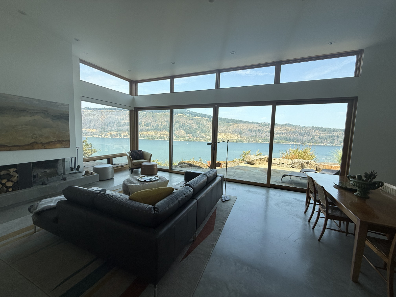 Sala de estar y comedor, también conocido como la gran sala.