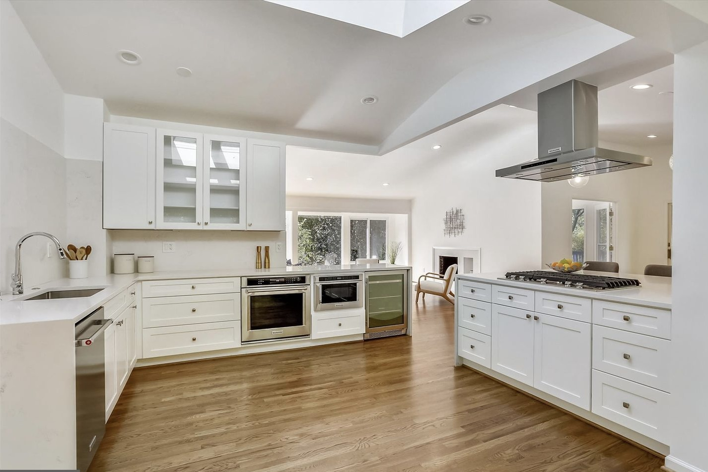 Cuisine entièrement équipée avec un réfrigérateur, un lave-vaisselle, un four, un four micro-ondes e ...