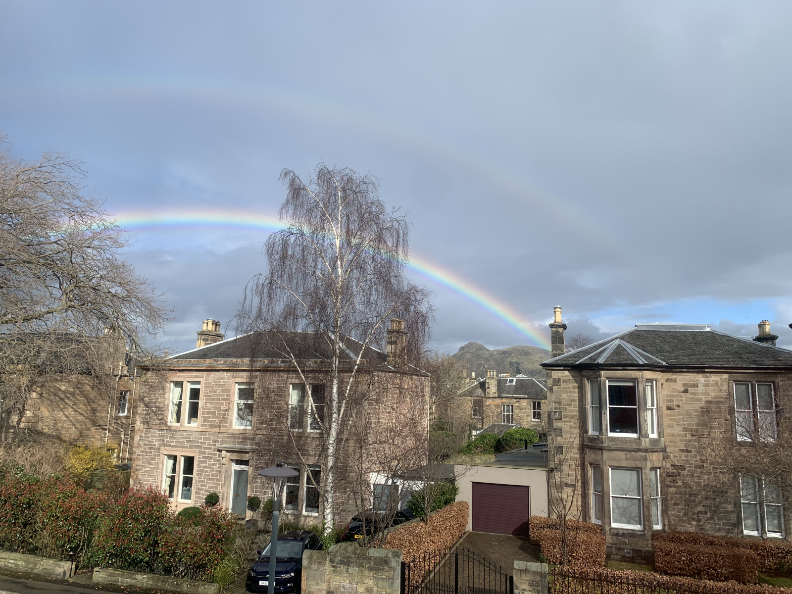 Vista su Arthur Seat dalla finestra del soggiorno