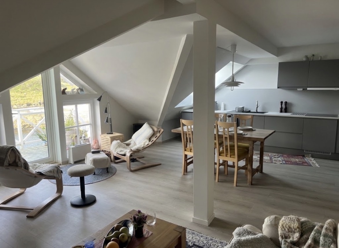 Penthouse mit Terrasse, Kai, Ruderboot auf der Finnøy.