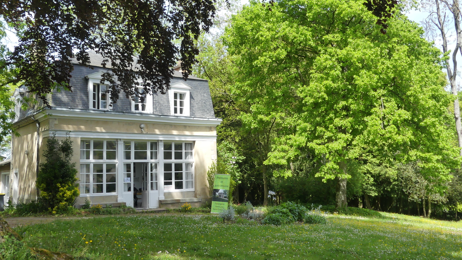 North of Rennes, comfortable house with beautiful garden and fountain.