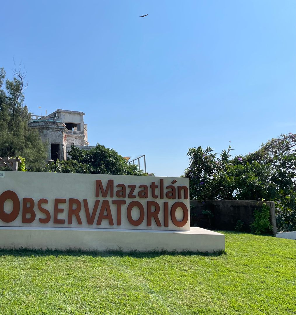 Condo on a Golf Course, shared pool, tropical surroundings, best area to live in Mazatlan!
