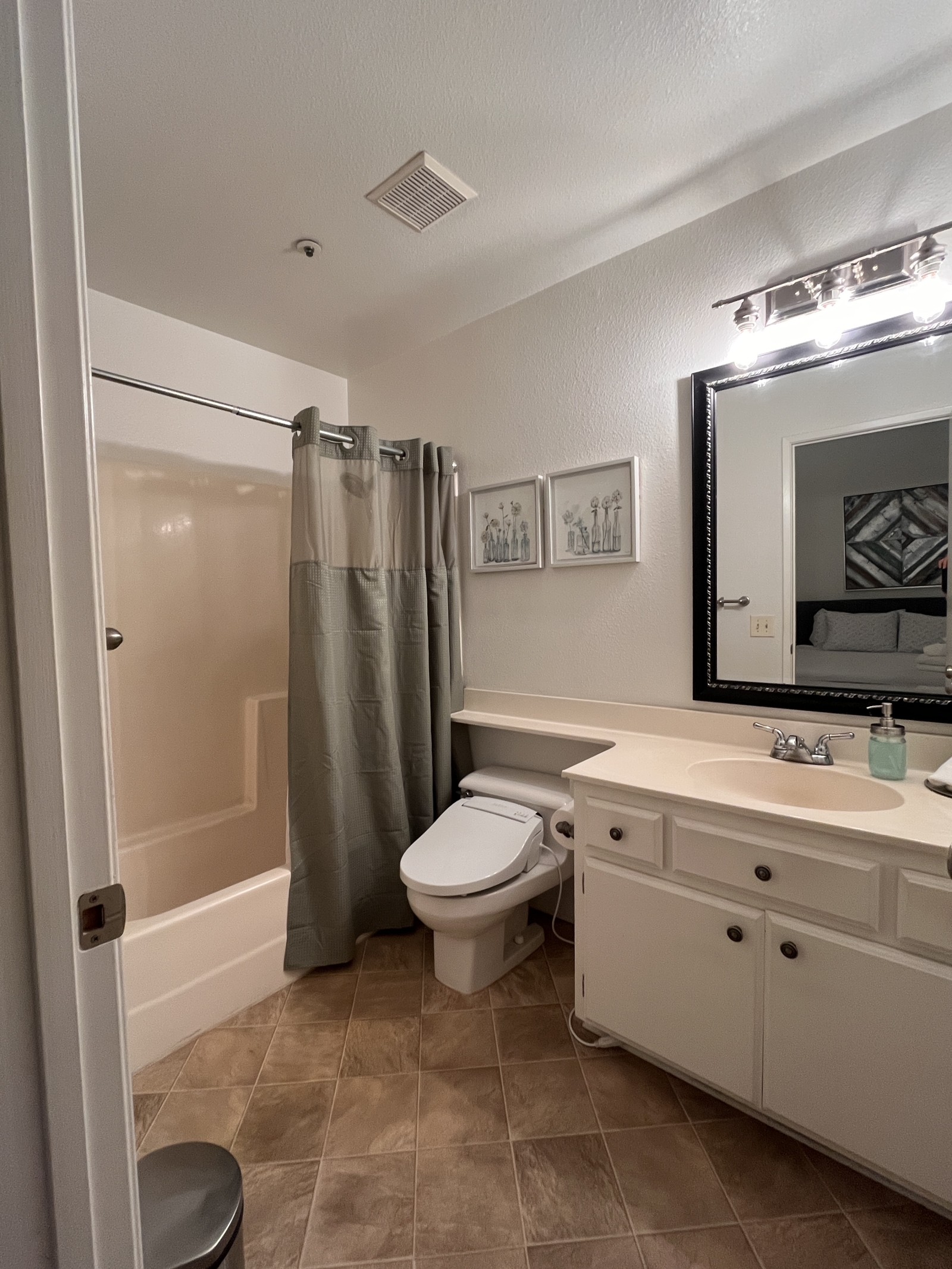 Gated 2bed/2ba Condo, Easy Access to Fwy & Metro Train