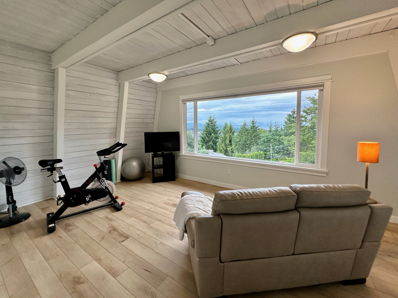 Camera al piano superiore con splendida vista sulla città, sull'oceano e sulle montagne.