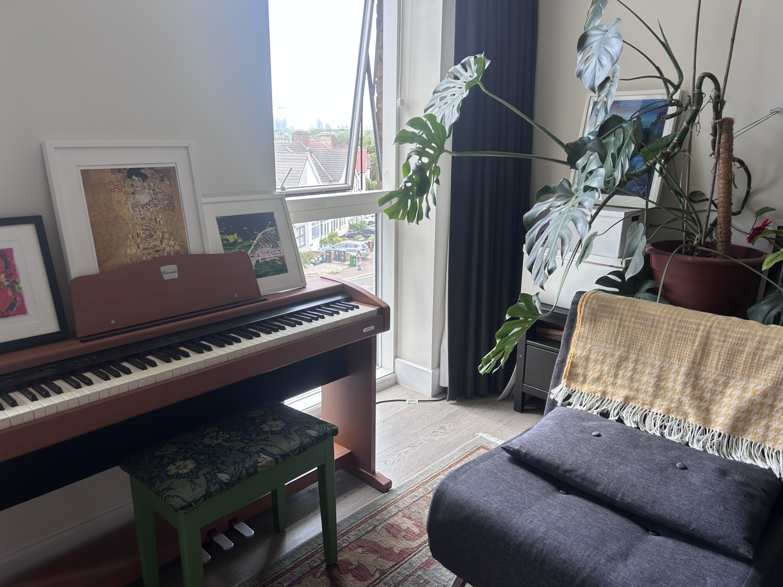 Modern apartment in East London with stunning view of city skyline - perfect for exploring the city.