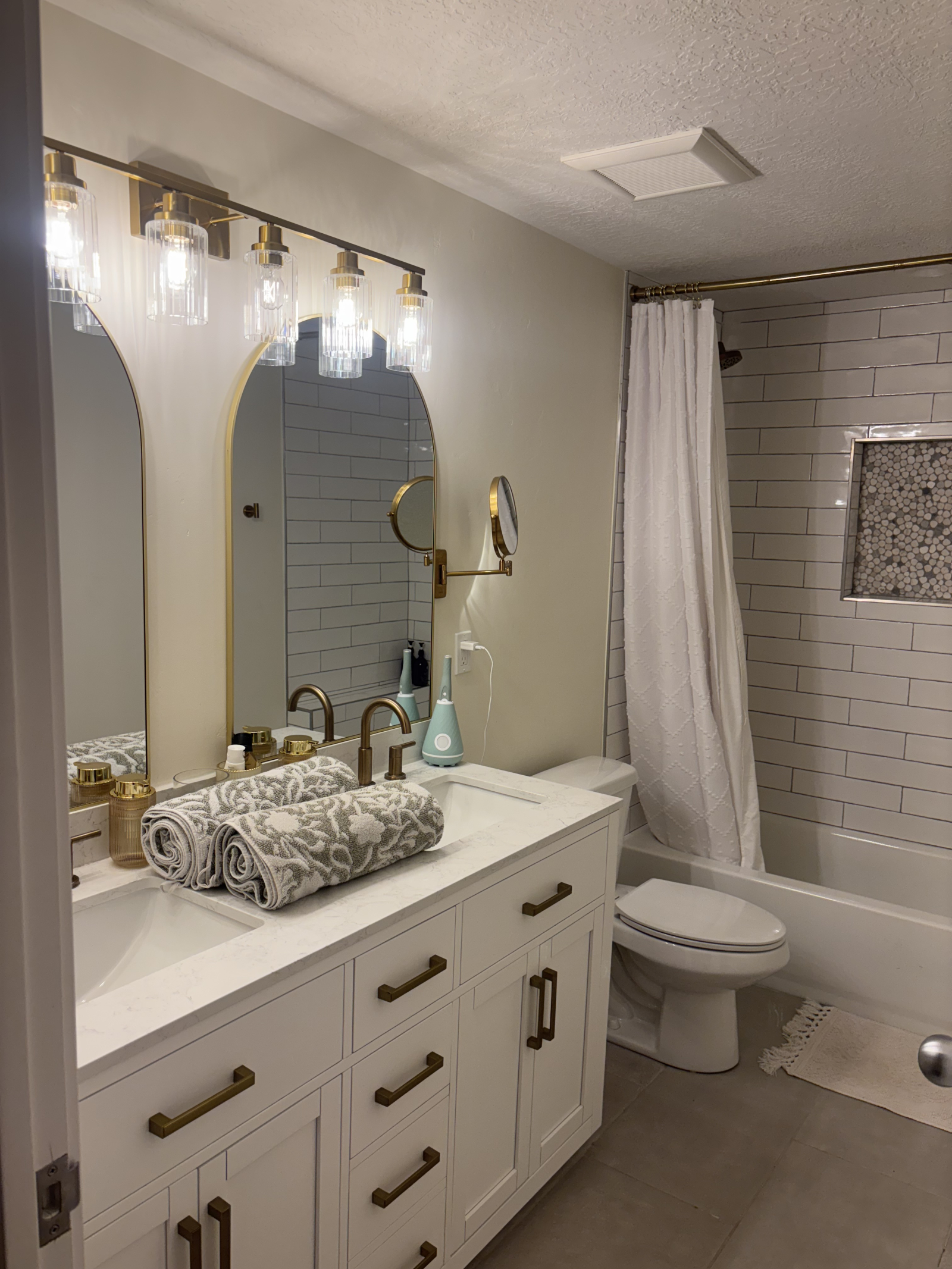 Basement full bathroom.